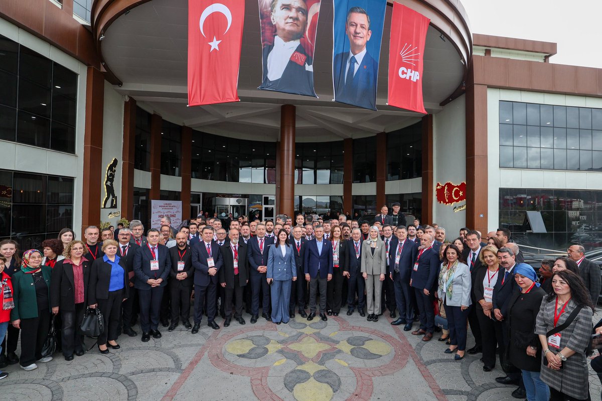 gokanzeybekCHP's tweet photo. Ne baskılar bizi yıldırabilir ne de 
yolumuzdan döndürebilir❗️

CHP’li belediye başkanlarımızla onur duyuyoruz, gurur duyuyoruz. 🇹🇷🫶

İl Belediye Başkanları buluşmamızı Afyonkarahisar’da, Belediye Başkanımız Burcu Köksal’ın ev sahipliğinde ve Genel Başkanımız Özgür Özel’in katılımıyla gerçekleştirdik.

Afyonkarahisar’da görev yapan seçilmiş İlçe ve Belde Belediye Başkanlarımıza, İl Başkanımız Hasan Karadeniz’e, İlçe Başkanlarımıza, İl Belediye Meclis Üyelerimize, İlçe Belediye Meclis Üyelerimize ve Belde Belediye Meclis Üyelerimize emekleri ve çalışmaları için yürekten teşekkür ediyorum.

Türkiye’nin birinci partisi Cumhuriyet Halk Partisi, belediyeleriyle hizmetlerini büyüterek yoluna kararlılıkla devam ediyor ve iktidara yürüyor.

Biz kazanacağız, 
Türkiye kazanacak.

@herkesicinCHP @eczozgurozel @burcukoksal03 @ChpAfyon03