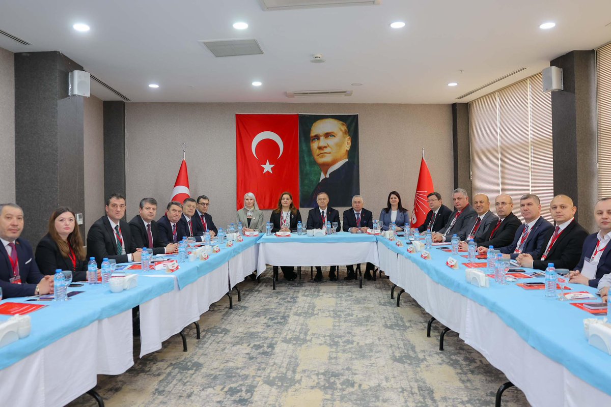 gokanzeybekCHP's tweet photo. Ne baskılar bizi yıldırabilir ne de 
yolumuzdan döndürebilir❗️

CHP’li belediye başkanlarımızla onur duyuyoruz, gurur duyuyoruz. 🇹🇷🫶

İl Belediye Başkanları buluşmamızı Afyonkarahisar’da, Belediye Başkanımız Burcu Köksal’ın ev sahipliğinde ve Genel Başkanımız Özgür Özel’in katılımıyla gerçekleştirdik.

Afyonkarahisar’da görev yapan seçilmiş İlçe ve Belde Belediye Başkanlarımıza, İl Başkanımız Hasan Karadeniz’e, İlçe Başkanlarımıza, İl Belediye Meclis Üyelerimize, İlçe Belediye Meclis Üyelerimize ve Belde Belediye Meclis Üyelerimize emekleri ve çalışmaları için yürekten teşekkür ediyorum.

Türkiye’nin birinci partisi Cumhuriyet Halk Partisi, belediyeleriyle hizmetlerini büyüterek yoluna kararlılıkla devam ediyor ve iktidara yürüyor.

Biz kazanacağız, 
Türkiye kazanacak.

@herkesicinCHP @eczozgurozel @burcukoksal03 @ChpAfyon03