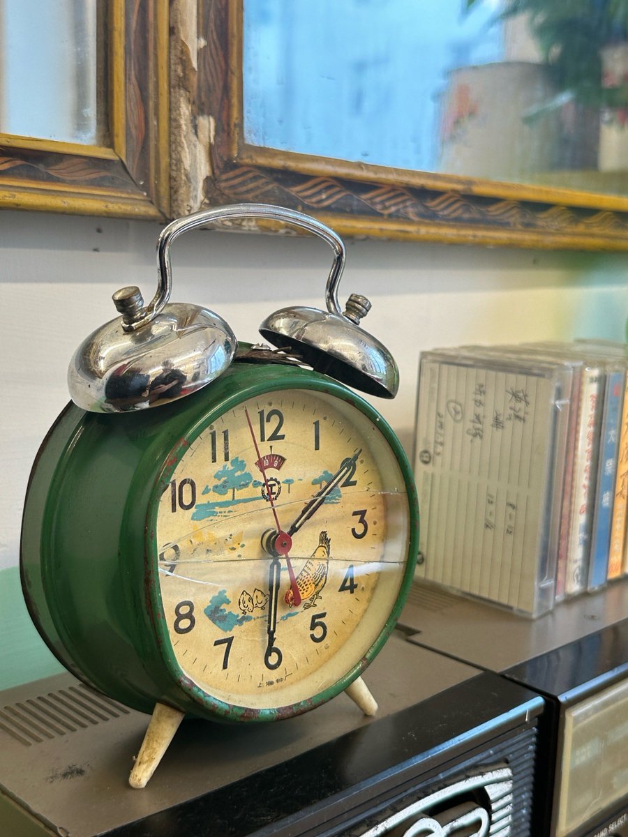 Msroadrunner09's tweet photo. "Trapped! Can you unlock the 1920s vault, decode the clock riddle, and escape before the lights go out  Book your spot now—team of 2-4 welcome! #EscapeRoom #MysteryChase" https://t.co/agP358SA8p
