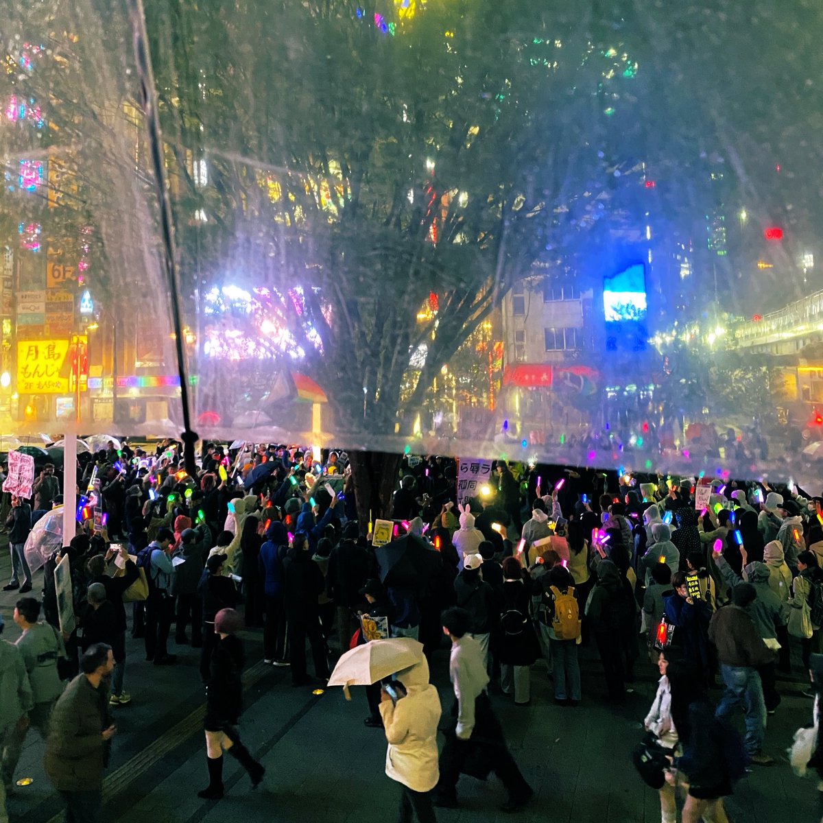 今日めちゃくちゃ手ぶらで傘しかなかったので、少し離れたところから「デモに興味を持っている人」役での参加でした☔️

雨風かなり強い時間帯もありましたが皆さんお疲れさまでした！！！

#イランと交渉すればいいじゃん
#アメリカ追従やめたらタンカー通れるよ
#新宿ペンライトアクション4月4日土曜