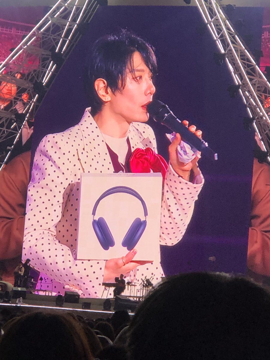 콘서트에서 에어팟맥스 뿌리는남자 ㄷ