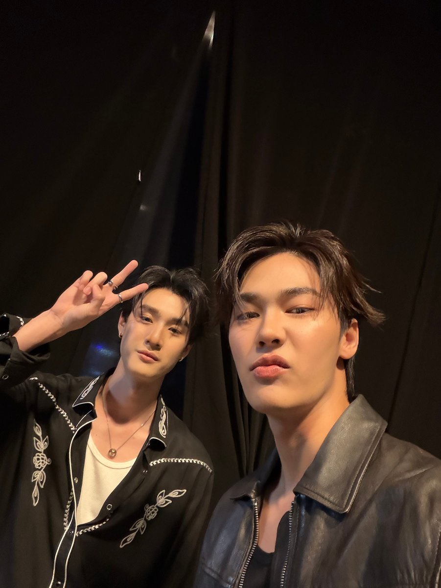 suayEsttee's tweet photo. inget banget, dulu kalo mau bikin au rada susah nyari foto dewtee yang selfi berdua. 
tapi sekarang foto selfi mereka udah banyak bangettt🥹🤍 https://t.co/OYkE7liSLC
