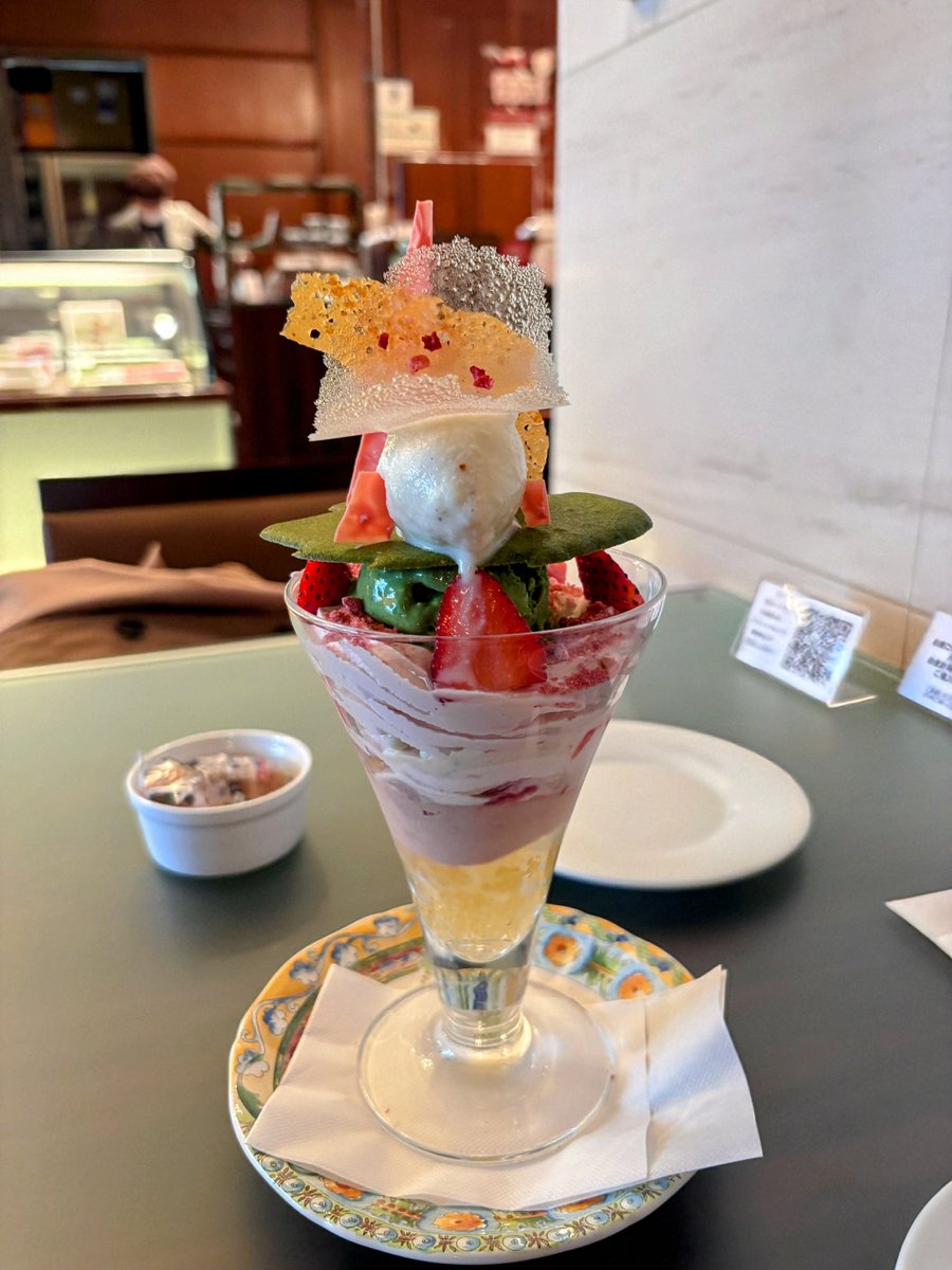 yuzuringo555's tweet photo. パレドオールで春のパフェをやっていたので行ってきました。
桜や抹茶、苺、チョコ，梅とさまざまな味が楽しめて、美味しかったし見た目も楽しめました🥰
#パレドオール
#春パフェ https://t.co/DPETQeHbHe