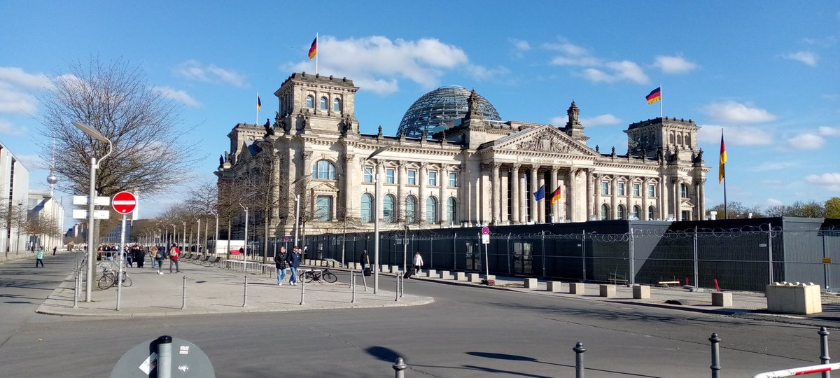 FamilyOffice_ph's tweet image. Was walking #berlin #mitte. No wonder why this #Politikos in Berlin are so arrogant and forgot what is written over the gate of the #bundestagsbuilding. Berlin Mitte is megalomaniac in my opinion.