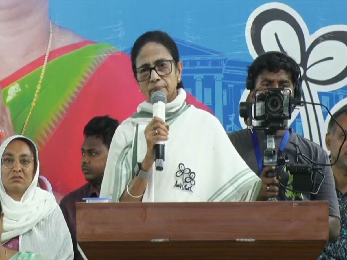 ani_digital's tweet image. "If you want to live peacefully for next 5 years, then must unite to stop BJP": Mamata Banerjee

Read @ANI Story | aninews.in/news/national/…
#mamata #bjp #unite