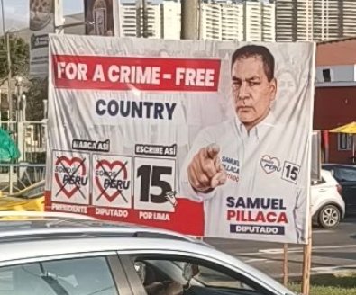 No entiendo por qué esta 🦙 pone su cartel en inglés. Será porque quiere que los alienados voten por él?? 🤡🤡
