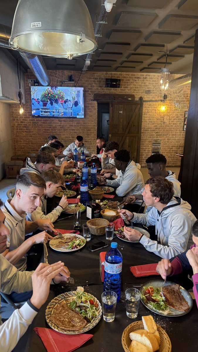 SDAlmazanoficia's tweet photo. Toca parar en Aranda de Duero a comer antes de salir hacia Palencia 💪🏼💪🏼 https://t.co/DQiS4Zf77N