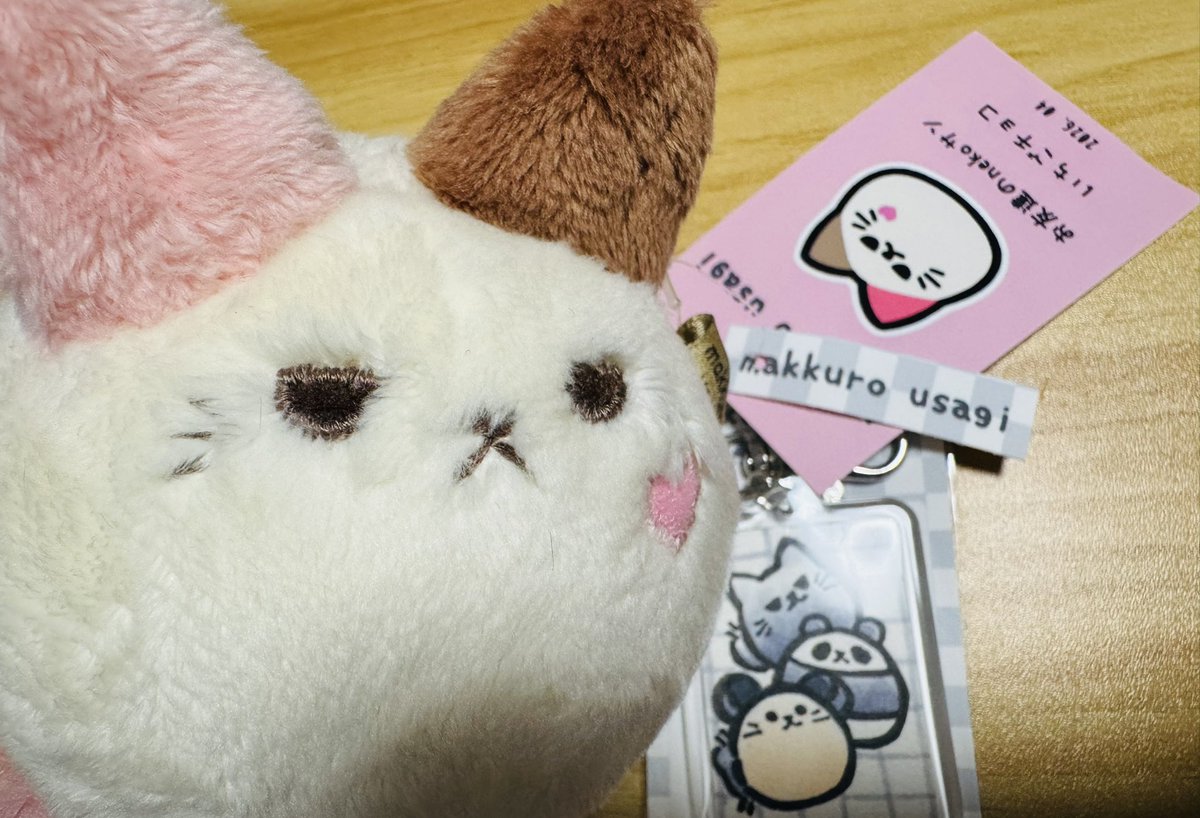 sheep_home's tweet photo. nagiさん(@makkuro_usagi_h)の個展に行って来ました！
ご本人様とスタッフさんが優しくて終始楽しかったです*˙︶˙*)ﾉ"♡
めっちゃ行って良かった～って思えました！
明日も開催してますのでぜひ 

お迎え品
いちごチョコnekoさんと原画キーホルダー
めっちゃかわいい！
ふわふわは初お迎え！ https://t.co/KmL9eDyurn