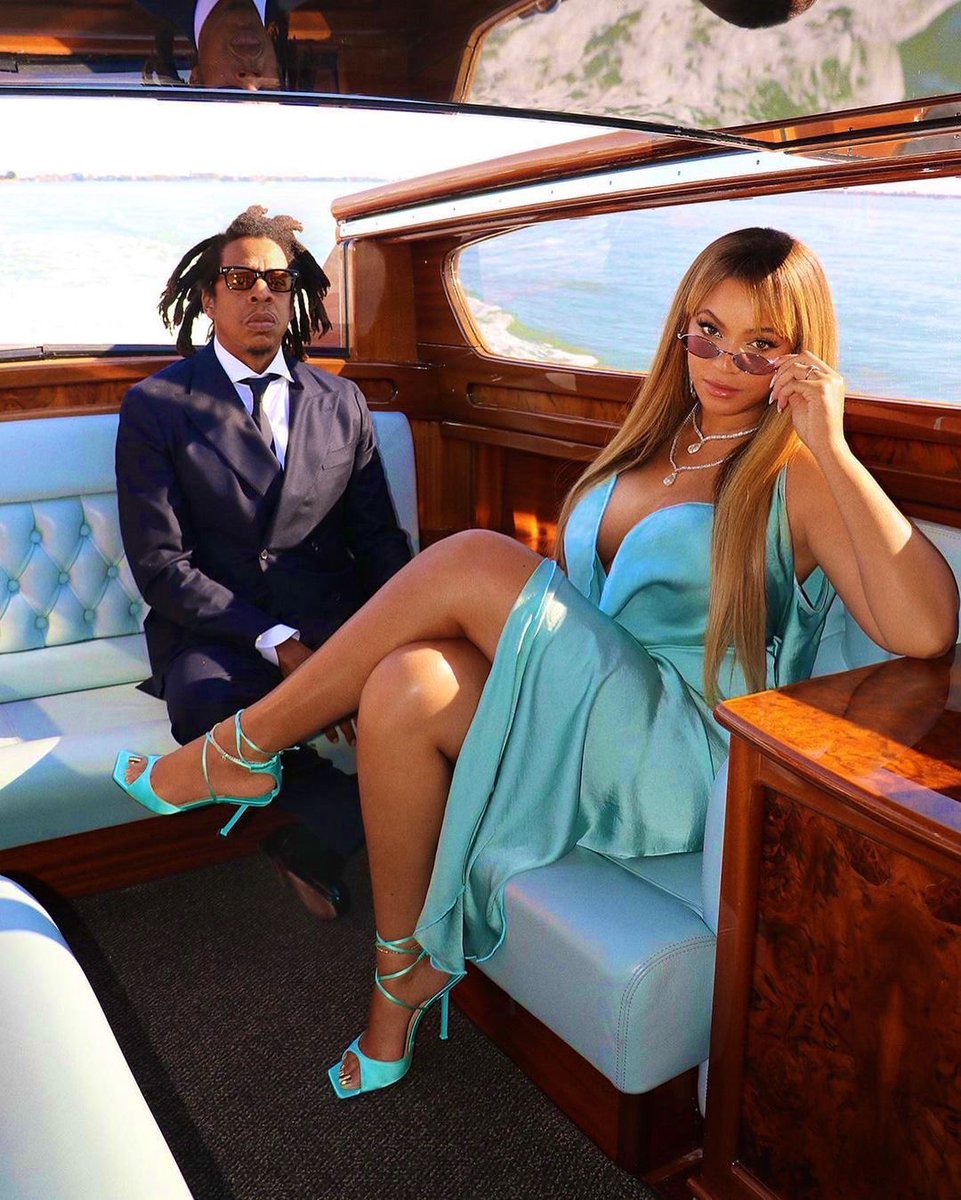 blueivylegion's tweet photo. Happy 18th year anniversary of marriage 🤎 https://t.co/yhTaOLqzC1