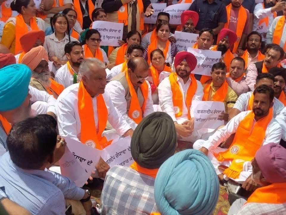 AshwaniSBJP's tweet photo. ਅੰਮ੍ਰਿਤਸਰ ਦੇ ਹਾਲ ਗੇਟ ਵਿਖੇ ਅੱਜ ਭਾਜਪਾ ਵਰਕਰਾਂ ਵੱਲੋਂ ਕੀਤਾ ਗਿਆ ਵਿਸ਼ਾਲ ਵਿਰੋਧ ਪ੍ਰਦਰਸ਼ਨ ਸਿਰਫ਼ ਇਕ ਇਕੱਠ ਨਹੀਂ, ਸਗੋਂ ਪੰਜਾਬ ਦੇ ਜਾਗਦੇ ਜ਼ਮੀਰ ਦੀ ਆਵਾਜ਼ ਹੈ।

ਡੀ.ਐਮ. ਗਗਨਦੀਪ ਸਿੰਘ ਰੰਧਾਵਾ ਮਾਮਲੇ ਵਿੱਚ ਇਨਸਾਫ਼ ਦੀ ਮੰਗ ਹੋਵੇ, ਬਾਬਾ ਸਾਹਿਬ ਡਾ. ਭੀਮ ਰਾਓ ਅੰਬੇਡਕਰ ਜੀ ਦੇ ਬੁੱਤ ਦੀ ਬੇਅਦਬੀ ਹੋਵੇ ਜਾਂ ਚੰਡੀਗੜ੍ਹ ਵਿੱਚ ਭਾਜਪਾ ਦਫ਼ਤਰ 'ਤੇ ਹੋਇਆ ਹਮਲਾ — ਇਹ ਸਾਰੀਆਂ ਘਟਨਾਵਾਂ ਸਪੱਸ਼ਟ ਕਰਦੀਆਂ ਹਨ ਕਿ ਪੰਜਾਬ ਵਿੱਚ ਕਾਨੂੰਨ-ਵਿਵਸਥਾ ਪੂਰੀ ਤਰ੍ਹਾਂ ਫੇਲ੍ਹ ਹੋ ਚੁੱਕੀ ਹੈ। 

ਭਗਵੰਤ ਮਾਨ ਸਰਕਾਰ ਦੀ ਚੁੱਪੀ ਇਹ ਦਰਸਾਉਂਦੀ ਹੈ ਕਿ ਉਹਨਾਂ ਨੂੰ ਨਾ ਤਾਂ ਲੋਕਾਂ ਦੀ ਸੁਰੱਖਿਆ ਦੀ ਚਿੰਤਾ ਹੈ, ਨਾ ਹੀ ਲੋਕਤੰਤਰਿਕ ਮੁੱਲਾਂ ਦੀ ਪਰਵਾਹ।

ਦਲਿਤਾਂ 'ਤੇ ਹਮਲੇ ਅਤੇ ਵਿਰੋਧੀ ਆਵਾਜ਼ਾਂ ਨੂੰ ਦਬਾਉਣ ਦੀ ਕੋਸ਼ਿਸ਼ ਇਸ ਸਰਕਾਰ ਦੀ ਨਾਕਾਮੀ ਦਾ ਸਬੂਤ ਹੈ।

ਭਾਜਪਾ ਵਰਕਰਾਂ ਦਾ ਇਹ ਜਨਸੈਲਾਬ ਇੱਕ ਸਪੱਸ਼ਟ ਸੰਦੇਸ਼ ਹੈ — ਬੇ-ਇਨਸਾਫ਼ੀ ਦੇ ਖ਼ਿਲਾਫ਼ ਇਹ ਲੜਾਈ ਹੁਣ ਰੁਕਣ ਵਾਲੀ ਨਹੀਂ।

ਪੰਜਾਬ ਦੇ ਲੋਕ ਹੁਣ ਜਵਾਬ ਚਾਹੁੰਦੇ ਹਨ, ਇਨਸਾਫ਼ ਚਾਹੁੰਦੇ ਹਨ ਅਤੇ ਸੁਰੱਖਿਅਤ ਭਵਿੱਖ ਦੀ ਮੰਗ ਕਰ ਰਹੇ ਹਨ। ਭਾਜਪਾ ਇਸ ਲੜਾਈ ਨੂੰ ਅੰਤ ਤੱਕ ਲੜਨ ਲਈ ਵਚਨਬੱਧ ਹੈ।