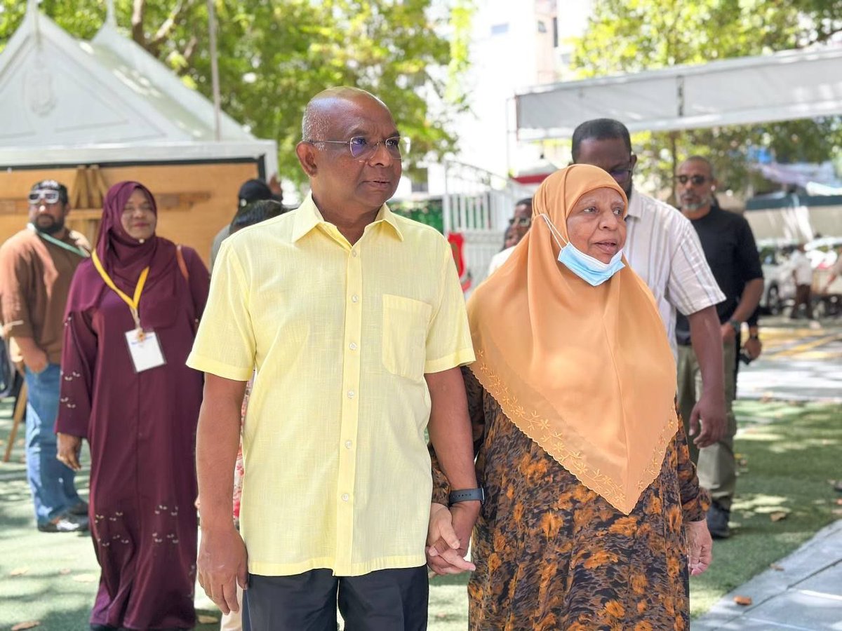 މިއަދަކީ އަޅުގަނޑުގެ ލޮބުވެތި ބައްޕަ  އައްޝައިޚް މޫސާ ޖަމީލް އަވަހާރަވިތާ ހިޖްރީގޮތުން 2 އަހަރު  ފުރުނު ދުވަހެވެ. 

އިއްތިފާގުން މިއަދު މި ދިމާވީ ރާއްޖޭގައި އިންތިޚާބެއްގައި ވޯޓުލާ ދުވަހަކާއެވެ. ބައްޕަގެ ޙަޔާތްޕުޅުގައި އަޅުގަނޑު ވޯޓުލީ ކޮންމެ ފަހަރަކުމެ ބައްޕައާއި މަންމަގެ