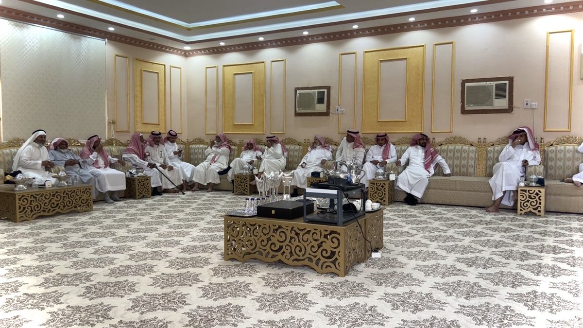 بحضور رئيس واعضاء مجلس صندوق ذوي خزي ، عقد مجلس الصندوق اجتماعه التشاوري في قرية العيثمة بضيافة الشيخ جلال بن نافع بن بطحي وتم مناقشة بعض المواد واتخذ فيها القرارات اللازمة