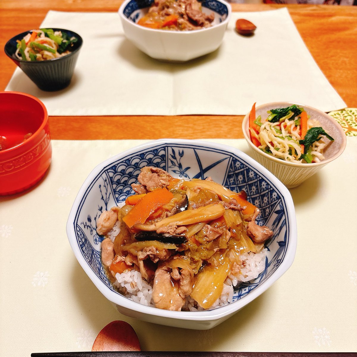 nikorieko's tweet photo. 限界育児飯🥺🙌
ホットクックで中華丼を仕込み、
レンチンで切り干し大根と小松菜のナムル。
味噌汁を作る余裕は！！ない！！！😂

#おうちごはん
#夜ごはん https://t.co/TxlBA8O4jo