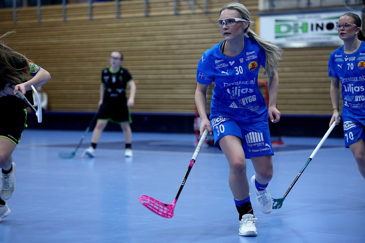 cl98ic's tweet photo. Gruppspelet ✅ 
En andraplats i gruppen efter:
3-3 vs IBK Lund
2-2 vs Sundsvall IBF
10-3 vs FBC Sollentuna

Nu väntar kvartsfinal mot Warberg IBF klockan 18:15 👊🏼

#USM

📸: Per Wiklund https://t.co/uJispQ77NB