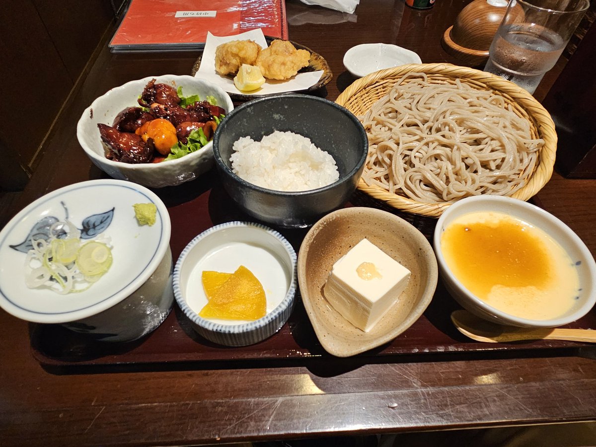 nisiro's tweet photo. 下部温泉から甲府まで戻ったら、ちょうど信玄公祭り出陣の時間だったけど、雨が降っている中で人の流れに沿っての見学はしんどかったので、ご当地料理の鳥もつ煮をいただきながら祭りの雰囲気を味わう https://t.co/srrWzTNLWy