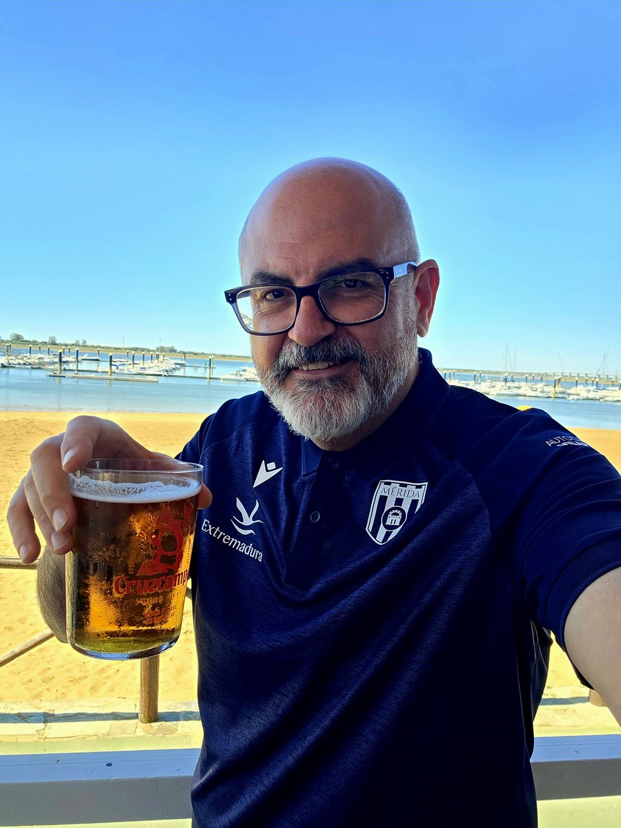 Día grande... ¡¡¡JUEGA EL MÉRIDA!!!

Y esté donde esté, orgulloso de lucir nuestro escudo. 

Vamos <a href="/Merida_AD/">A.D. Mérida</a> esa victoria!!! 🏳️🏴🙌🏻