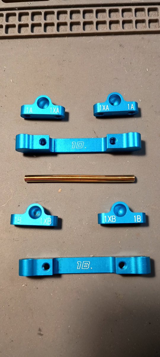 noriponRC's tweet image. お晩です💦
TA07 Rのレストア作業、組立図順で各パーツをチェック…してたらサスシャフトの1本に曲がり…マヂかよ💦
あと前後アーム x 2個にシャフト穴の渋み発見、リーマーでスルスルに👍

幸い付属のサスマウントは綺麗なので、このまま使えそう😅

#タミヤ #TA07R #AWD #フジビュー #ラジコン広場