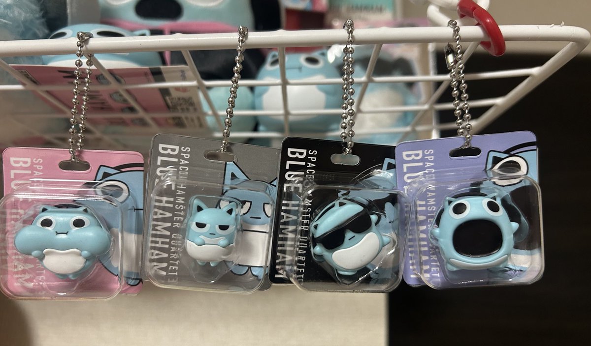 yume_rr_'s tweet photo. ブルーハムハム可愛すぎる♡ガチャポン良すぎる❣️BLUEだけでなかったァ😭ポップアップも売り切ればかりだった…く、悔しい😭早く静岡も来てくれー❤️!!4月のカレンダー無いのかなぁ🤔出たらいいなぁ♡♡
 #ブルーハムハム  #POPUP  #ガチャポン https://t.co/lmN9B4CNhy