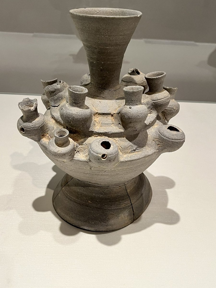 naousaffy's tweet image. 上から見たらミャクミャク⁉️
でも上から見れないなーと思ってたら、影がミャクミャクでした😆

#SUEKI
#兵庫陶芸美術館
#ミャクミャク