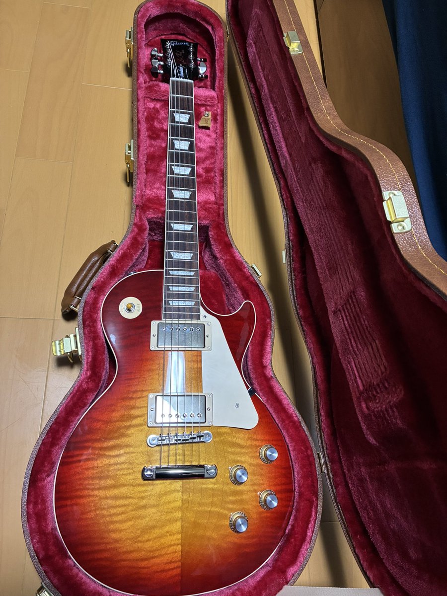 Jimmy6710R's tweet photo. My new gear...
サンバーストのレスポールは初めてのお迎えです。

ギブソン2nd品ということで
保証書は50Sなのにペグやスイッチノブなどは60S
ネックは50Sほど太くなく、スリムネックの60Sよりは厚みがある…
ピックアップは果たして？ https://t.co/MhYURxPVaV