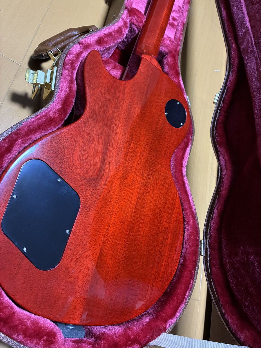 Jimmy6710R's tweet photo. My new gear...
サンバーストのレスポールは初めてのお迎えです。

ギブソン2nd品ということで
保証書は50Sなのにペグやスイッチノブなどは60S
ネックは50Sほど太くなく、スリムネックの60Sよりは厚みがある…
ピックアップは果たして？ https://t.co/MhYURxPVaV