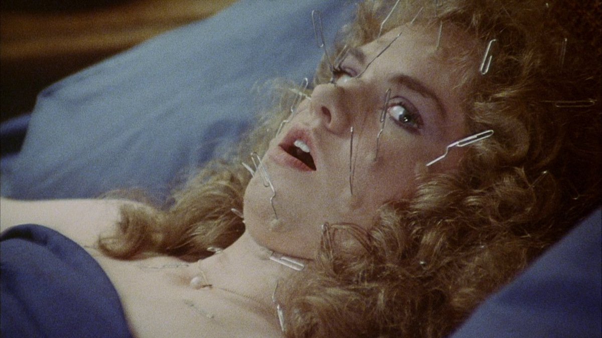 josemonty76's tweet photo. Un asesino psicótico acecha a estudiantes de una típica escuela de secundaria en 13 asesinatos y medio (Mickey Rose y Michael Ritchie, 1981) Antes de #Scarymovie ya estuvo esta comedia de terror #StudentBodies #Comedianegra #Parodia #Slasher #Asesinosenserie #Discapacidad #Hamlet https://t.co/k27t0im1Sb