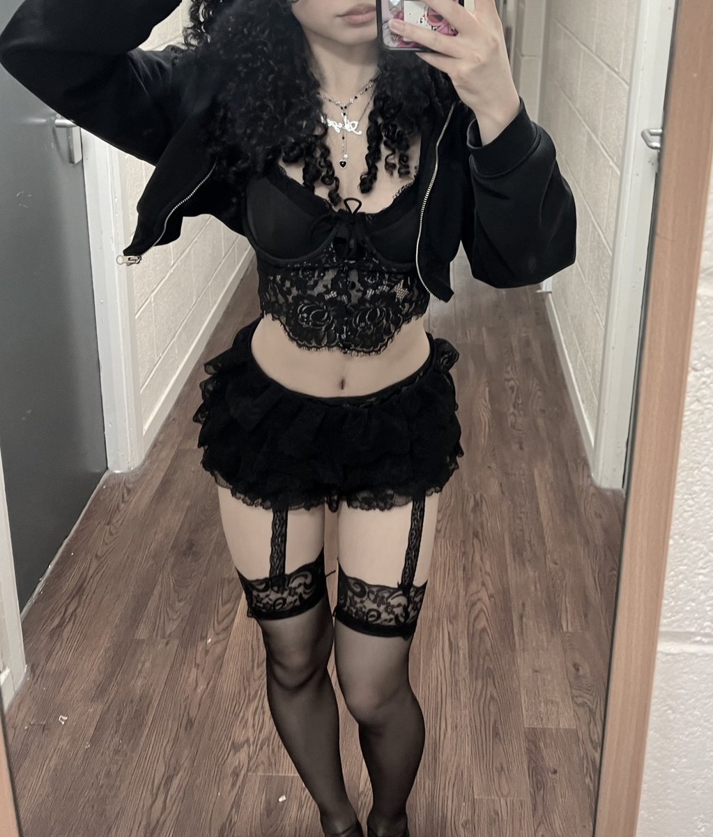 zombikittyangel's tweet photo. quick lil fit check https://t.co/wuN9Y0LMKn