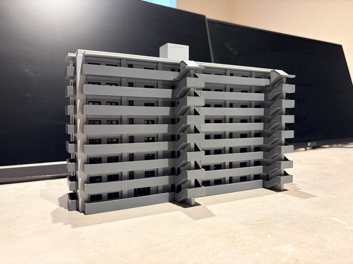 FUYA_SHOU1020's tweet photo. 3Dプリンターでマンション作りました！
やすりがけと塗装もしてかなり綺麗に仕上がりました。

#建築模型
 #3Dモデリング 
#3Dプリンター https://t.co/wgcCU8N7D2