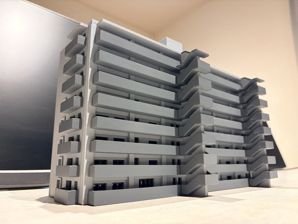 FUYA_SHOU1020's tweet photo. 3Dプリンターでマンション作りました！
やすりがけと塗装もしてかなり綺麗に仕上がりました。

#建築模型
 #3Dモデリング 
#3Dプリンター https://t.co/wgcCU8N7D2