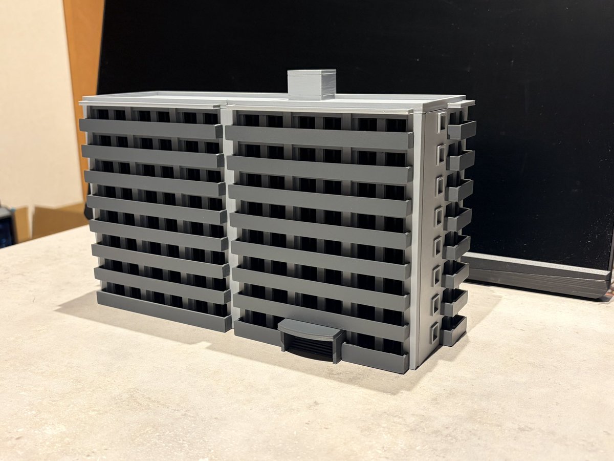 FUYA_SHOU1020's tweet photo. 3Dプリンターでマンション作りました！
やすりがけと塗装もしてかなり綺麗に仕上がりました。

#建築模型
 #3Dモデリング 
#3Dプリンター https://t.co/wgcCU8N7D2
