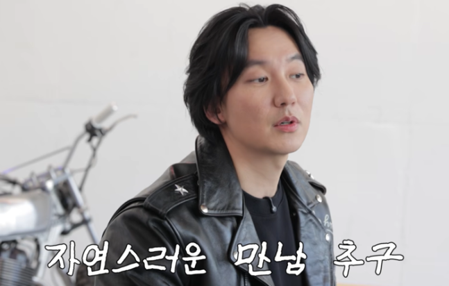 tang__kira's tweet photo. Kim Namgil tuh tipe deketinnya kaya gimana sih? Flirting gitu kaah?

Kim Namgil jujur ga ngerti hal seperti itu, gatau juga gimana ya cara ngedeketin seseorang?

Kim Namgil tuh mending natural aja ketemu seseorang 2-3 kali, terus dia bisa ngobrolin berbagai hal sama orang tersebut.

Tapi Kim Namgil juga bukan tipe yang ngedeketin seseorang meskipun tertarik pada pandangan pertama, lebih prefer ketemu seseorang secara natural aja. 

Lagian buat Kim Namgil penampilan itu udah ga terlalu penting, yang penting selera makannya sama, ngobrolnya nyambung, terus tertarik dengan hal-hal serupa

https://t.co/c3dOgE61Di