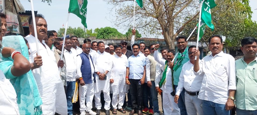 झारखंड मुक्ति मोर्चा का 47 वाँ स्थापना दिवस समारोह हज़ारीबाग़ में सबको हूल जोहार “
हेमंत सोरेन के नेतृत्व में दिसोम गुरु शिबू सोरेन के सपनों का झारखंड बनाना है ।