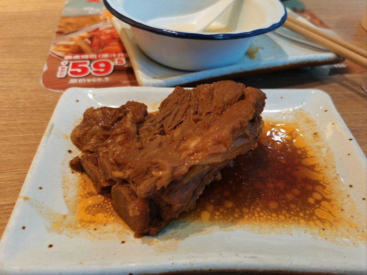 WebsterSha10513's tweet photo. 早上抢他豆浆里的第一口油条，晚上窝沙发分吃半盒草莓，普通日子里的小甜份刚好够我们甜一整天 https://t.co/B3QewIZoCi