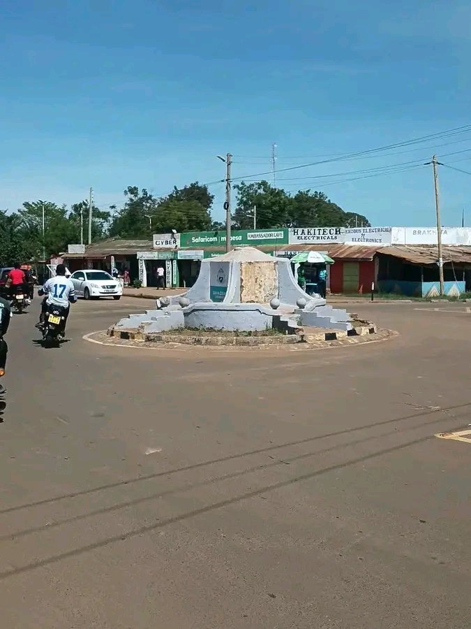 Thriving_luos's tweet photo. Roundabout.. siaya CBD...
Chalgi.. merry Go round maa skund Ecd.

Governor to lelooo. https://t.co/pKIkSDfhRg