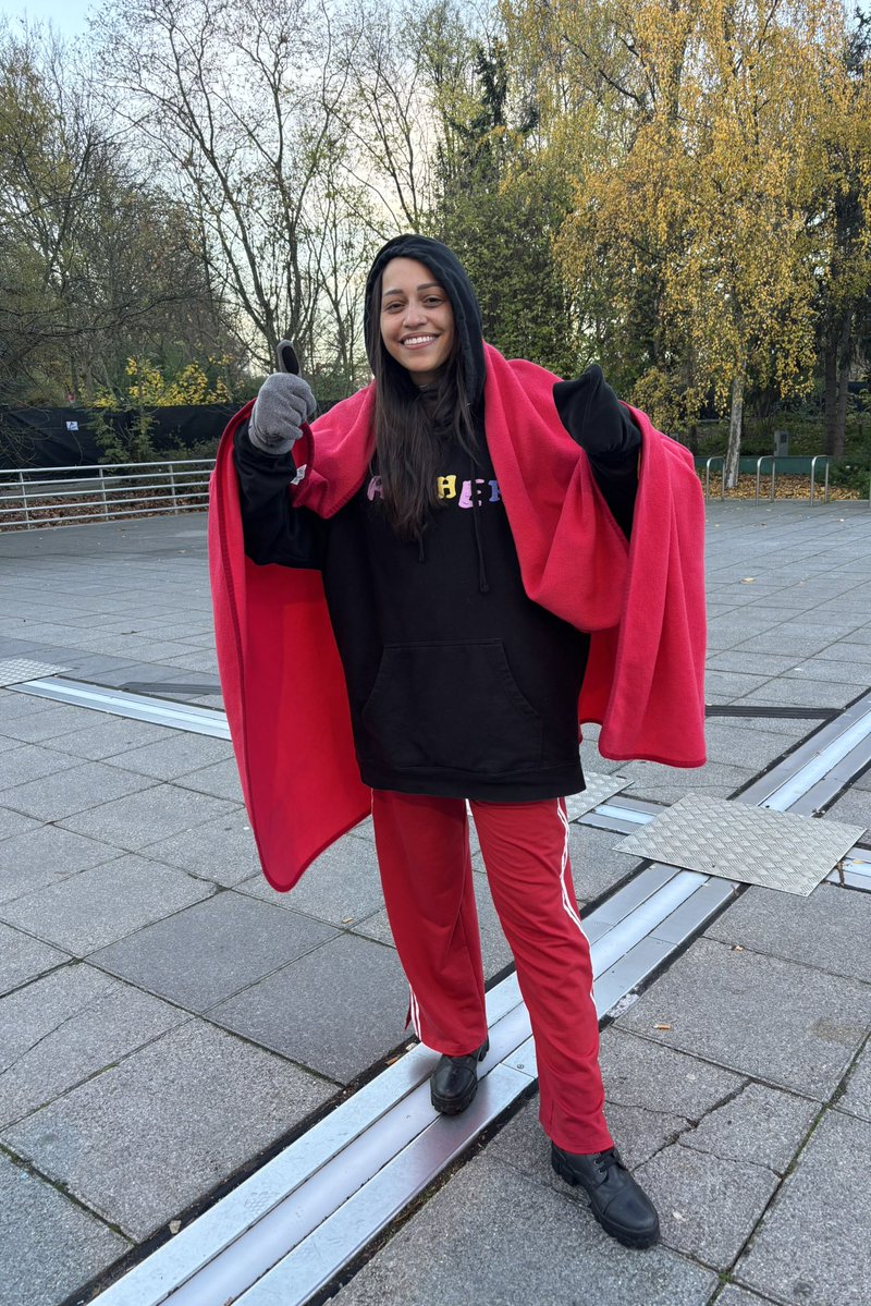 Faltou isso aqui 🤏 pra fazerem o msm comigo e com a Gi na fila do show de Paris kahskakakakka