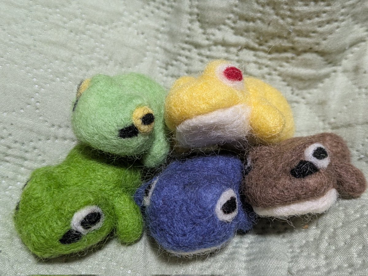 yuauoazzurro's tweet image. #まるデザ #K26 #Azzurro. #カエル #お出かけカエル 
午前中家事を済ませて油断したら…爆睡してしまった…
慌ててすごい勢いで制作した
「お出かけカエル」
カエルさん達は、穴からひょっこりしがちなアマガエルさん…もっちり体型
カラビナ付きの住処付きなので
いつでも一緒にお出かけできます✨