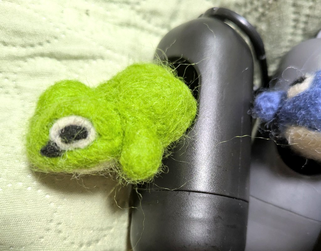 yuauoazzurro's tweet image. #まるデザ #K26 #Azzurro. #カエル #お出かけカエル 
午前中家事を済ませて油断したら…爆睡してしまった…
慌ててすごい勢いで制作した
「お出かけカエル」
カエルさん達は、穴からひょっこりしがちなアマガエルさん…もっちり体型
カラビナ付きの住処付きなので
いつでも一緒にお出かけできます✨