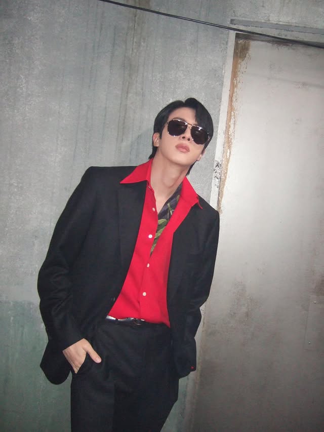 “งานเลี้ยงรุ่นที่ดูมีพิรุธ”

<a href="/BTS_twt/">방탄소년단</a> IG Post:
instagram.com/p/DWtRSikmP6y/…