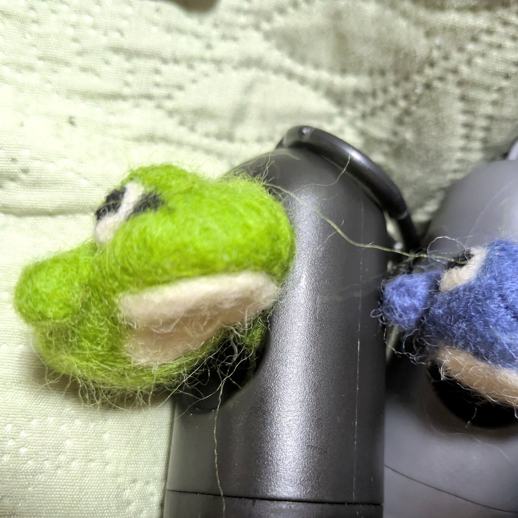 yuauoazzurro's tweet image. #まるデザ #K26 #Azzurro. #カエル #お出かけカエル 
午前中家事を済ませて油断したら…爆睡してしまった…
慌ててすごい勢いで制作した
「お出かけカエル」
カエルさん達は、穴からひょっこりしがちなアマガエルさん…もっちり体型
カラビナ付きの住処付きなので
いつでも一緒にお出かけできます✨