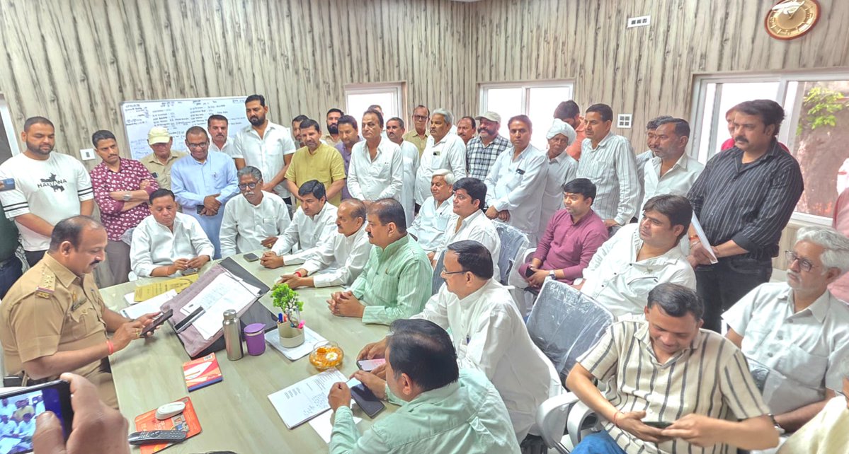 राष्ट्रीय लोकदल द्वारा मोदीनगर थाने में मुकदमा दर्ज कराया 
 मोदीनगर, गाजियाबाद
राष्ट्रीय लोकदल के जिला अध्यक्ष रामपाल चौधरी के आवाहन पर आज मोदीनगर थाने पर पार्टी के वरिष्ठ नेताओं एवं कार्यकर्ताओं ने एकत्र होकर कड़ा विरोध दर्ज कराया
 
राष्ट्रीय लोकदल के आह्वान पर बड़ी संख्या में