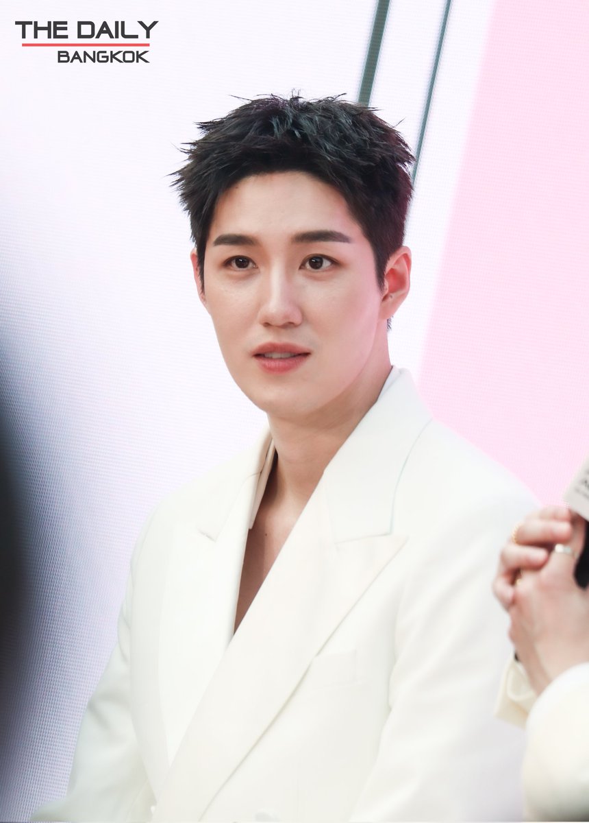 thedailybkk's tweet photo. หล่อออร่าปังมากๆ กับ “ต่อ-ธนภพ” ร่วมงาน "AA Signature: Art of Beauty, Art of Allergan"ความงามที่คุณเลือกได้

#Thanapob_lee #ต่อธนภพ
#ArtofBeautyArtofAllergan
#AllerganAesthetics https://t.co/BtbPAHAjCc