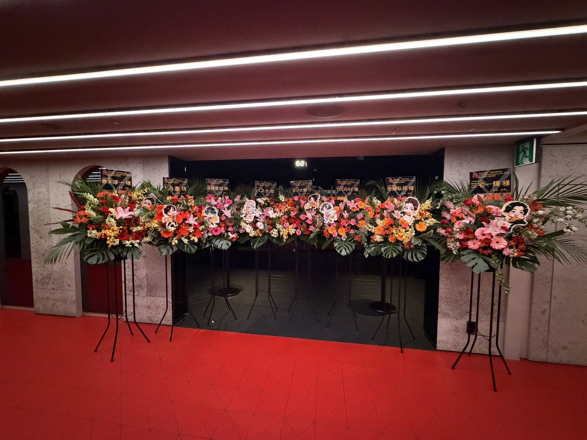 maruchocco's tweet photo. 今回かめちゃんと一緒に CROSSVISION東京公演にて浪川さんはじめノンストレスメンバー1人ずつにお花をお贈りさせていただきました㊗️
浪川さんにはのんたも協力してくれました。
ツアー発表時から「8機出しちゃう?!」と冗談半分で話してたけど実現できてよかった👏
#CROSSVISION https://t.co/hyEvZSmGnf