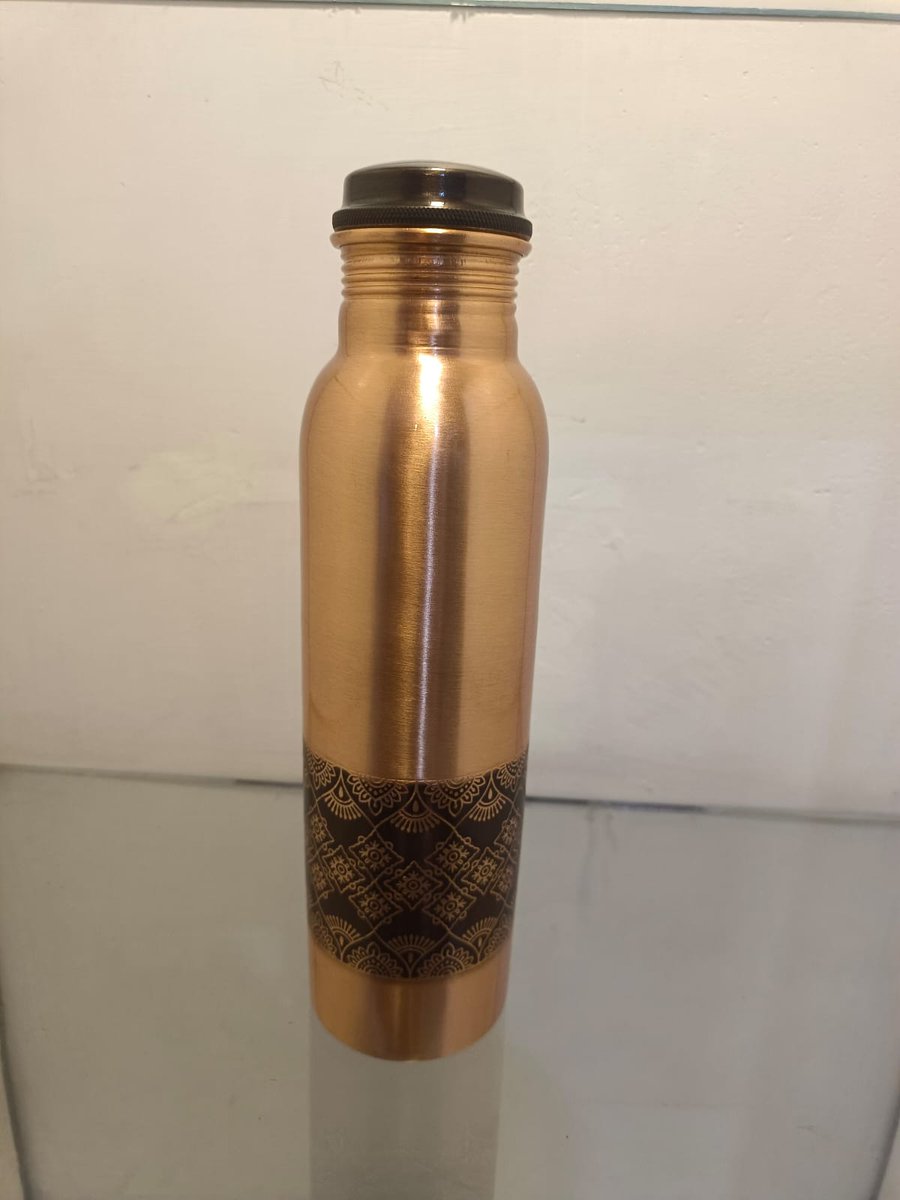 BlissInterio's tweet photo. Item - Copper regular bottle
Model no. - CB3
Material- Copper Sheet
Capacity-  900 ml
Design- Hammered
https://t.co/IKWZfAkhiU
#brassutensilsmanufacturing #BrassUtensils #interiordesign #interiorinspo #bottle #glasses #copper #luxury https://t.co/v9RBSkXCeH