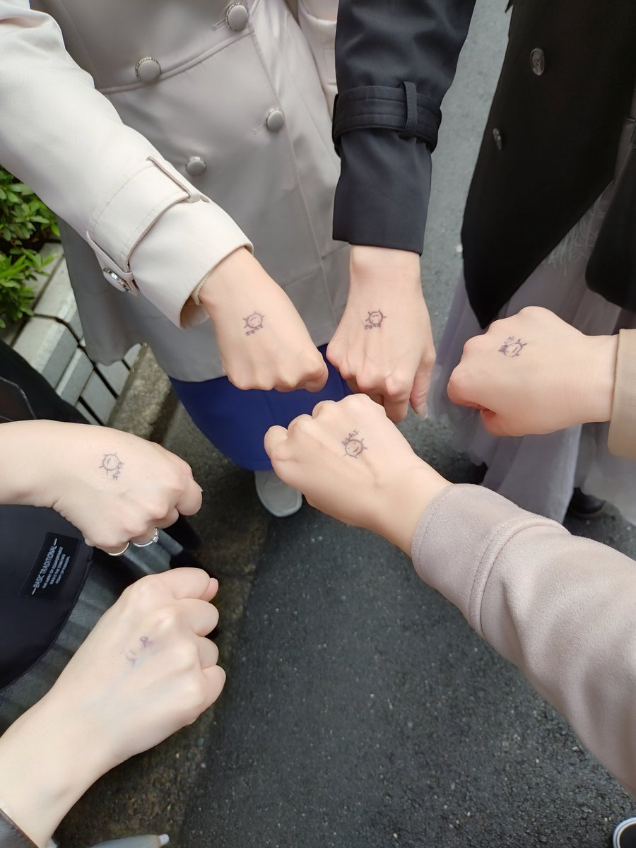 glxxxeim's tweet photo. お渡し会ほんとにほんとに開催してくれてありがとうございます…！
ライブとは違う満足感がじわじわきてる…
忘れられない日になりました❁ https://t.co/Si5PZfmstY