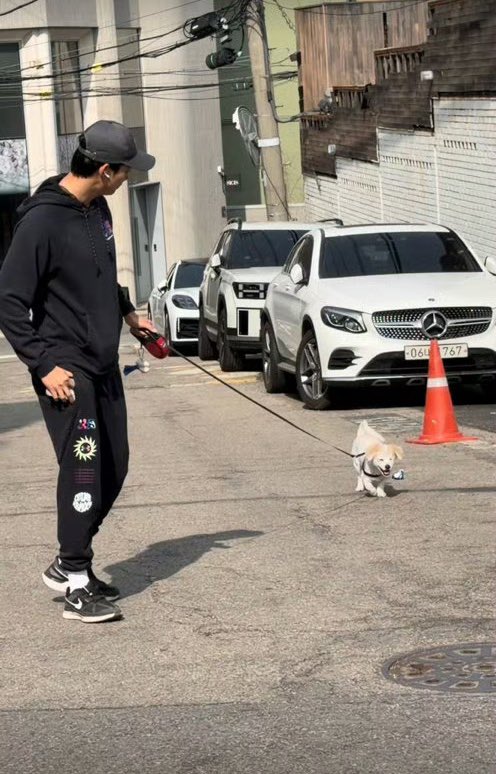 🤩 Someone saw Taecyeon  with Eddie yesterday. He/She remembered him as an actor from a TV drama. It seems that he is enjoying the life🤩

#옥택연 #택연 #TAECYEON
#oktaecyeon #2PM #テギョン