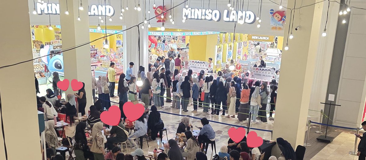 shimeriki's tweet photo. Tadi mampir ke pvj buat cari kue ultah mama &amp; mampir ke bazzar makanan dekat miniso, pas lihat ke minisonya kok ngantri banget. Ternyata merch enhypen miniso avail di pvj juga 😅 (kirain di CP doang), tapi gaikutan ngantri karena gaada plan buat ngantri sepanjang ini 😭 https://t.co/qjd5kKZLzF