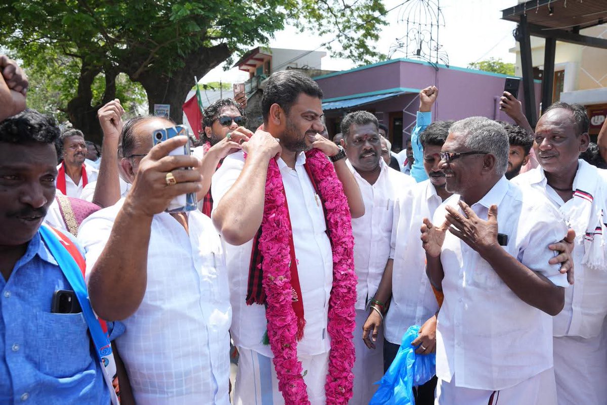 sdpitnhq's tweet photo. நன்னிலம் சட்டமன்றத் தொகுதி திமுக கூட்டணி SDPI வேட்பாளர் முகம்மது முபாரக் அவர்கள் நன்னிலம் வட்டாட்சியர் அலுவலகத்தில், கழக நிர்வாகிகள் உள்ளிட்ட கூட்டணி கட்சி நிர்வாகிகள் முன்னிலையில் தனது வேட்பு மனுத் தாக்கல் செய்தார்.  

#DMKWins2026 #VoteforDMKAlliance #திராவிட_மாடல் #முகம்மது_முபாரக் #உதயசூரியன் #நன்னிலம் #nannnilam