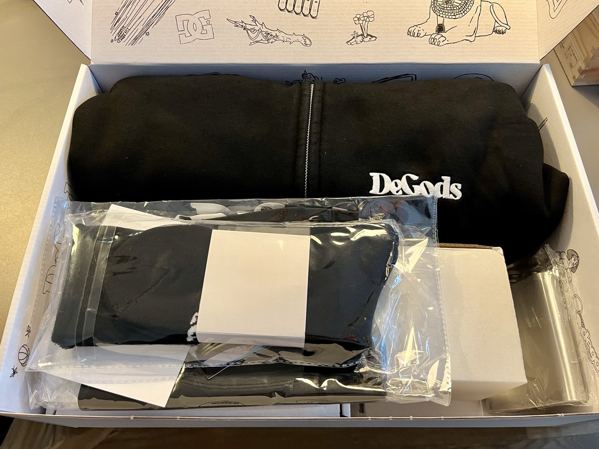 0x_denyo's tweet photo. @DeGodsNFT Starter Pack #44 arrived today. The jacket is sick. What a great addition to the hoodies! https://t.co/ijgz3h9PHf