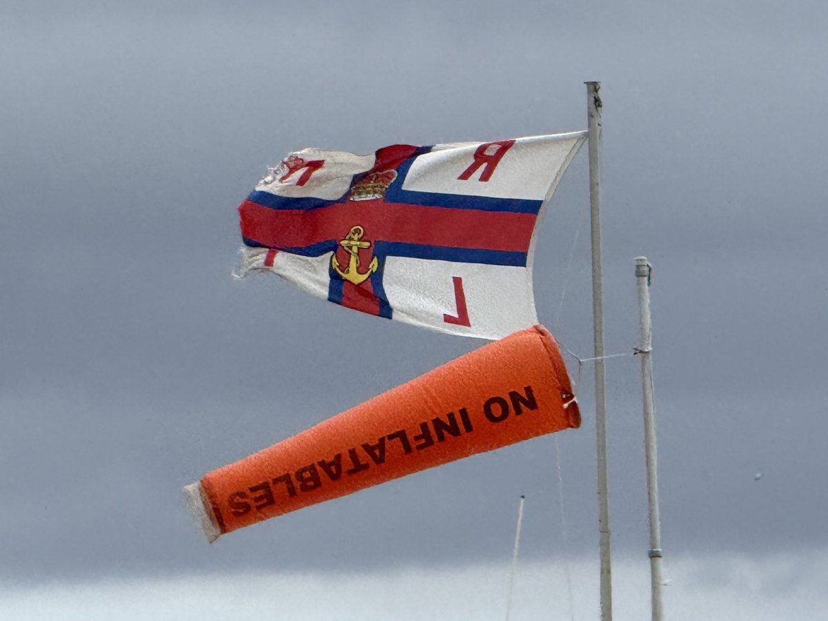 faerder46's tweet photo. Calm before #stormdave on the Wirral coast. The @RNLI @rnlilifeguardnw watch over the shore at Costa Del Moreton, the best fish & chips on the Penninsula doing great trade at the Green Hut. Leasowe lighthouse has seen it all before #leasowe #moreton #wirral #rnli https://t.co/56Xx4oxQYM