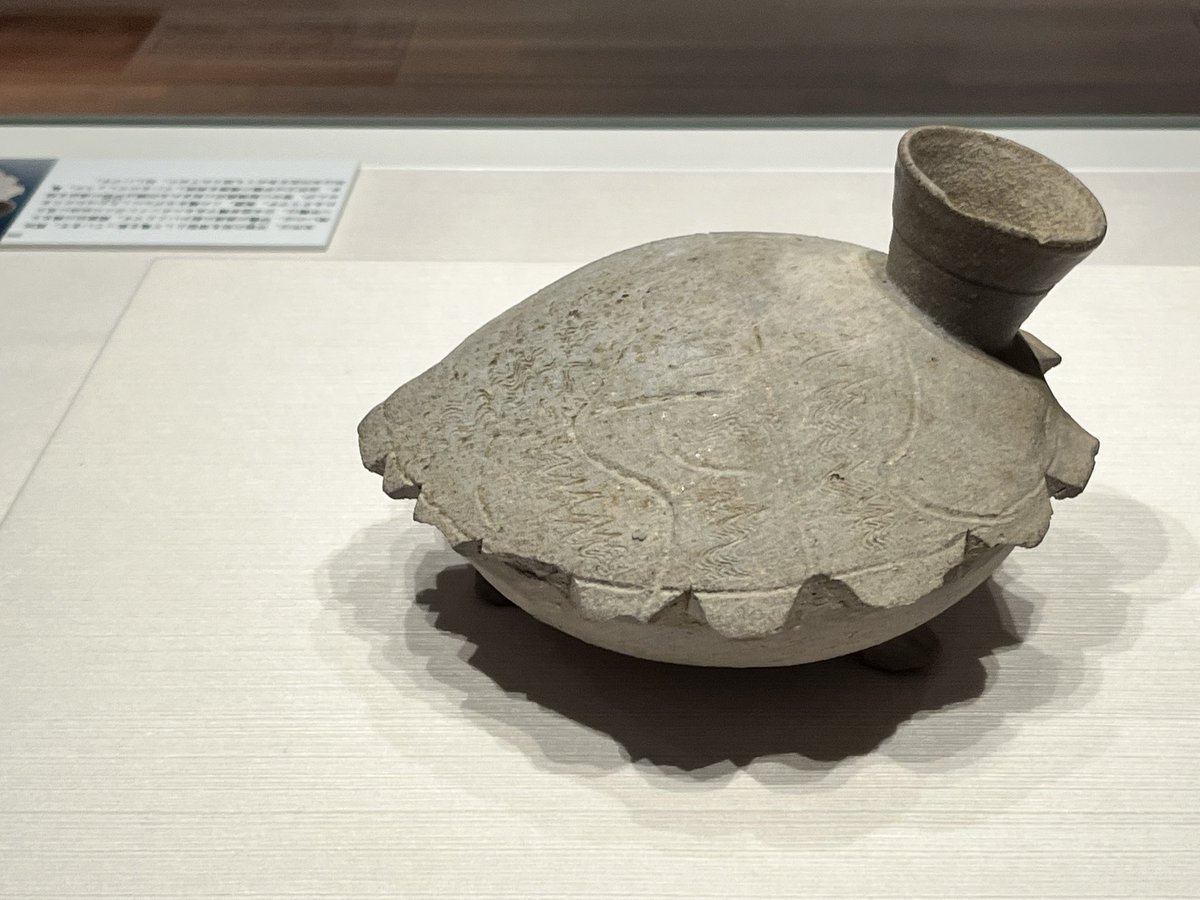 naousaffy's tweet image. 兵庫陶芸美術館のSUEKI展。
九州畿内東海関東の須恵器編年を同時な見ることができる稀有な展示。
その中にとんでもない隠れキャラ須恵器がいて、ハートを撃ち抜かれまくり💕
巡回ですが、その館しか見れない子、前後期の子もいるので後半再訪かな。
いやー、3時間弱須恵器三昧でした✨
#SUEKI
#須恵器